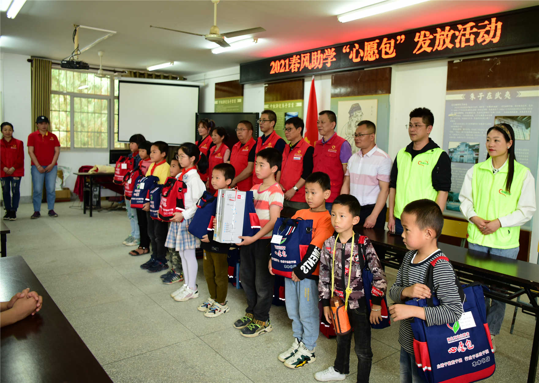 2021年4月23日，闽北互动志愿者与武夷山启程公益的伙伴们一起在武夷山朱子学校开展活动.jpg